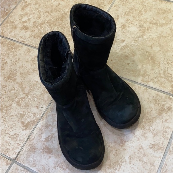 Women’s Black Uggs with Zipper - Picture 3 of 4